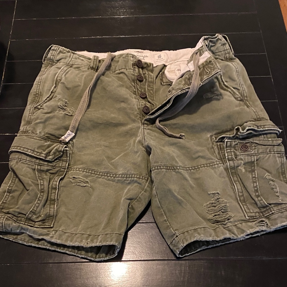 Abercrombie & Fitch Y2K olive green cargo shorts, size men’s 36 waist
